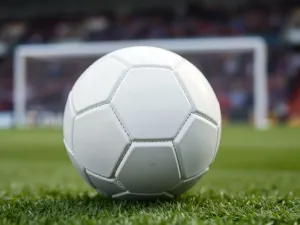 Co oznacza biała kartka w piłce nożnej? Wyjaśniamy zasady