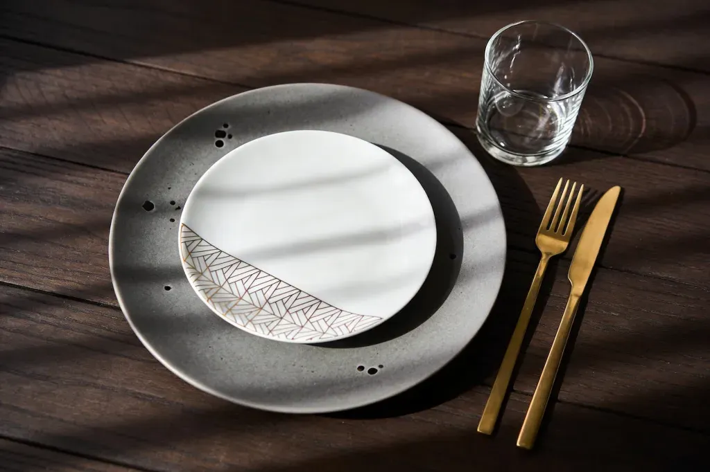 Zastawa stołowa w nowoczesnym domu 